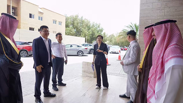 中國一汽解放重卡狂掃中東近萬輛大單！